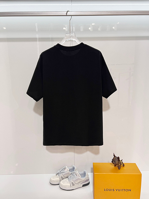 ルイヴィトンスーパーコピー 胸に立体刺繍のスローガンロゴが入った半袖Tシャツ