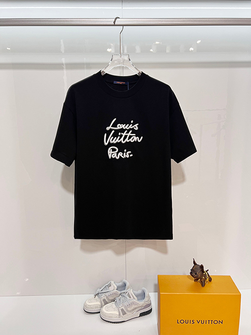 ルイヴィトンスーパーコピー 胸に立体刺繍のスローガンロゴが入った半袖Tシャツ