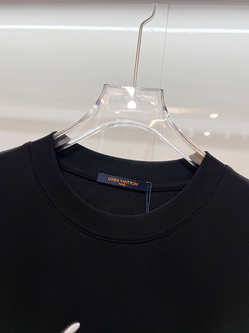 ルイヴィトンスーパーコピー 胸に立体刺繍のスローガンロゴが入った半袖Tシャツ