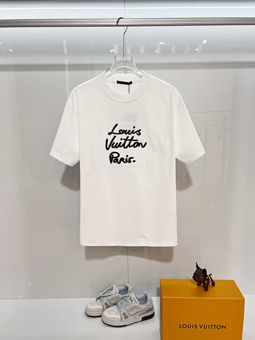 ルイヴィトンスーパーコピー 胸に立体刺繍のスローガンロゴが入った半袖Tシャツ
