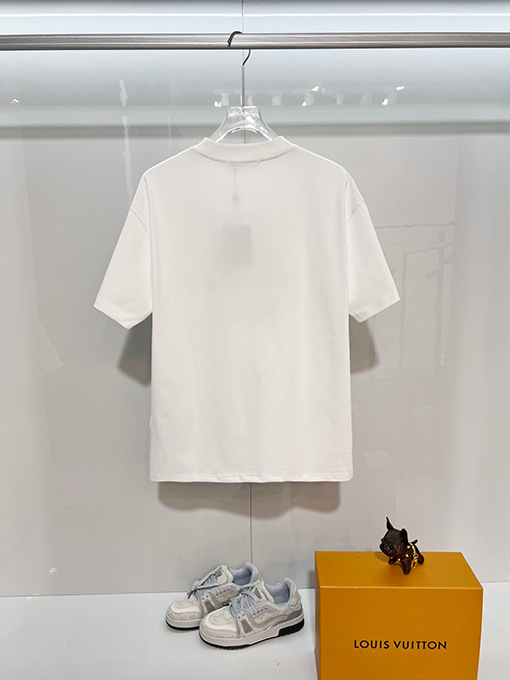 ルイヴィトンスーパーコピー 胸に立体刺繍のスローガンロゴが入った半袖Tシャツ