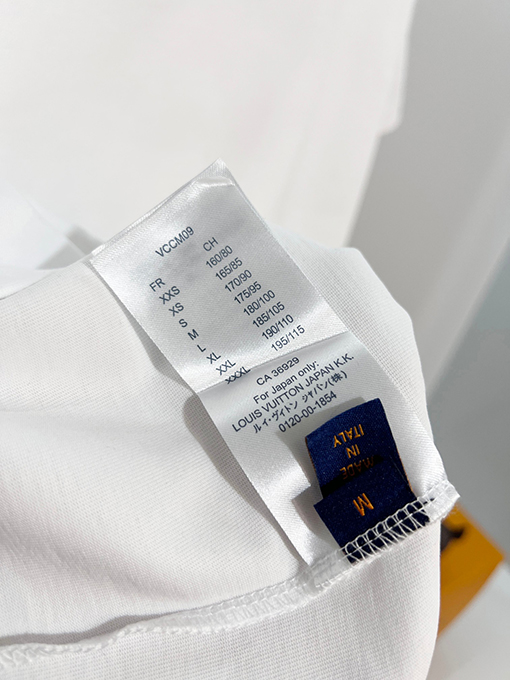 ルイヴィトンスーパーコピー 胸に立体刺繍のスローガンロゴが入った半袖Tシャツ