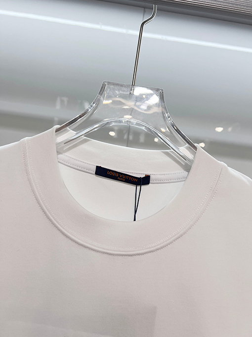 ルイヴィトンスーパーコピー 胸に立体刺繍のスローガンロゴが入った半袖Tシャツ