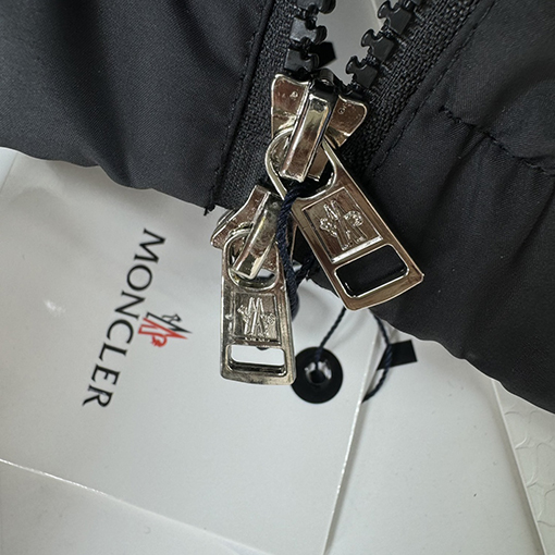 モンクレール MONCLER 黒と白のカラーブロックトレンチコートフード付きジャケット