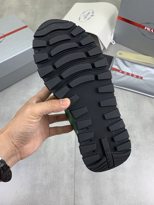 プラダ 新モデル人気のあるメンズシューズ