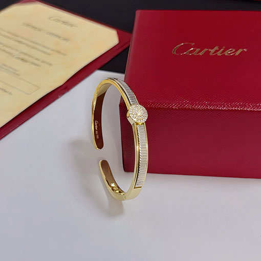 カルティエ レディースダイヤモンドがちりばめられた新作ブレスレット