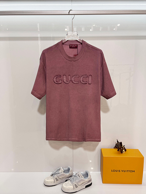 グッチスーパーコピー GUCCI ダメージのパッチと胸元の刺繍ロゴ文字があしらわれた半袖Tシャツ