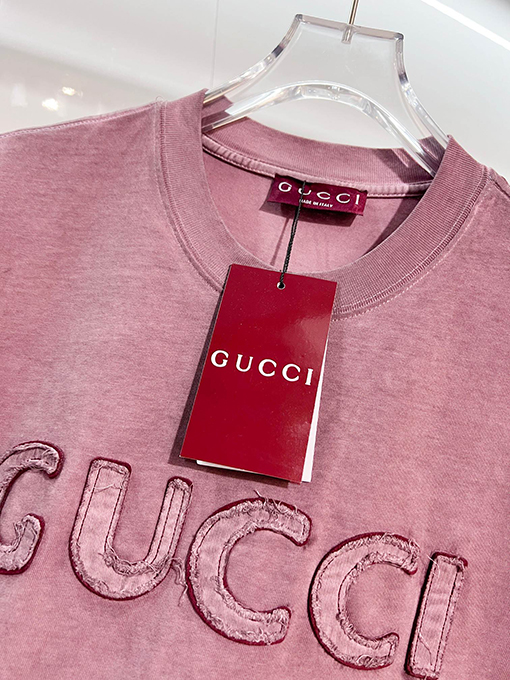 グッチスーパーコピー GUCCI ダメージのパッチと胸元の刺繍ロゴ文字があしらわれた半袖Tシャツ