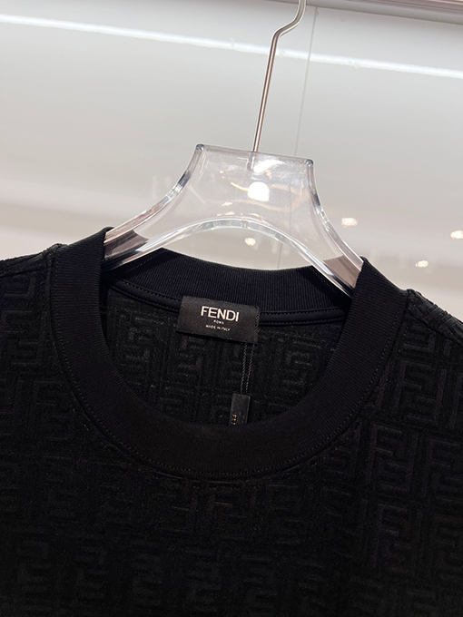 フェンディ 全面にモノグラム柄のダブルFジャカードロゴがあしらわれた半袖Tシャツ
