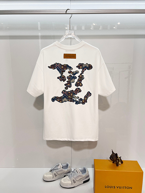 ルイヴィトン LV カラフルな雲の刺繍と背面に文字ロゴがあしらわれた半袖Tシャツ
