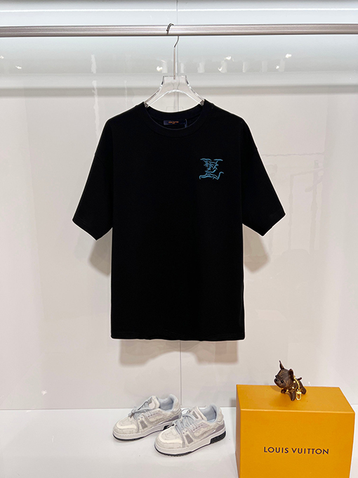 ルイヴィトン LV カラフルな雲の刺繍と背面に文字ロゴがあしらわれた半袖Tシャツ