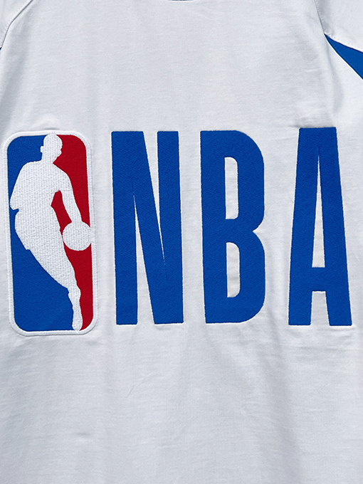 バレンシアガ BALENCIAGA NBA とのコラボレーションによるカラーブロックデザインの長袖シャツ
