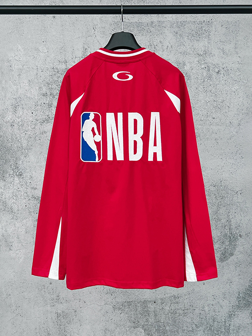バレンシアガ BALENCIAGA NBA とのコラボレーションによるカラーブロックデザインの長袖シャツ