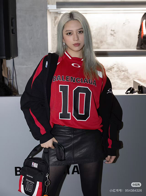 バレンシアガ BALENCIAGA NBA とのコラボレーションによるカラーブロックデザインの長袖シャツ