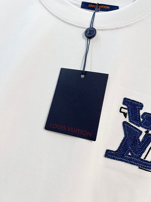 ルイヴィトンスーパーコピー LV フロントとバックにパッチワーククなローバーの刺繍ロゴがあしらわれたスタイリッシュなデニム半袖Tシャツ
