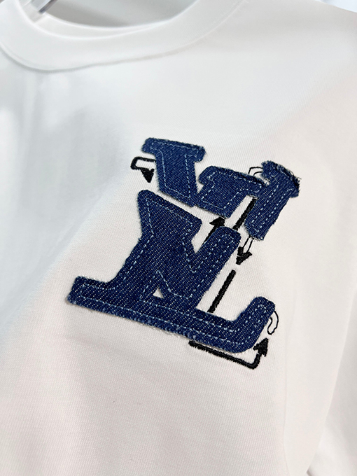 ルイヴィトンスーパーコピー LV フロントとバックにパッチワーククなローバーの刺繍ロゴがあしらわれたスタイリッシュなデニム半袖Tシャツ