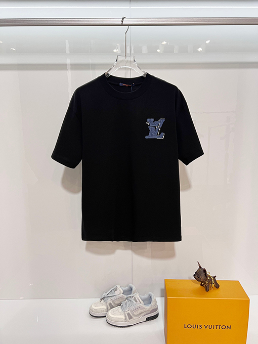 ルイヴィトンスーパーコピー LV フロントとバックにパッチワーククなローバーの刺繍ロゴがあしらわれたスタイリッシュなデニム半袖Tシャツ