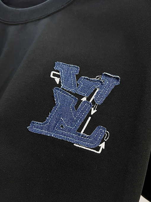 ルイヴィトンスーパーコピー LV フロントとバックにパッチワーククなローバーの刺繍ロゴがあしらわれたスタイリッシュなデニム半袖Tシャツ
