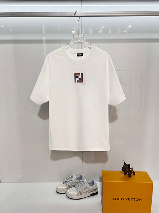 フェンディ 胸元にはダブルFの刺繍ロゴ入りクラシックでシンプルな半袖Tシャツ