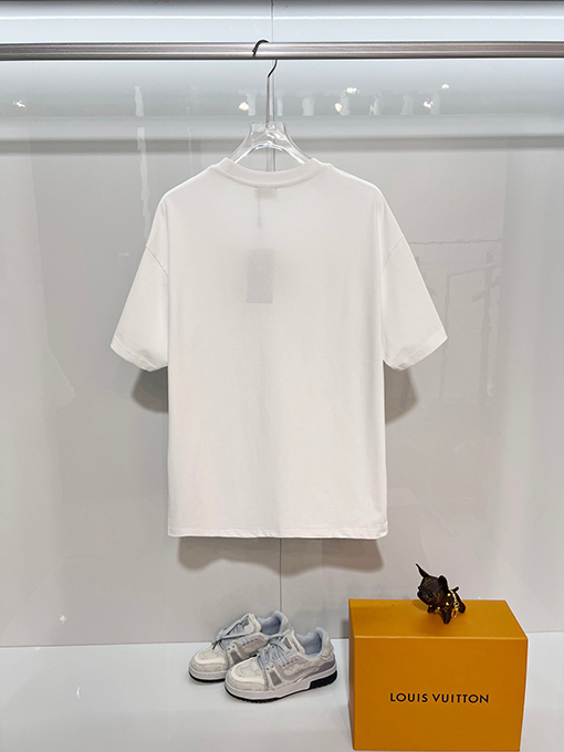 フェンディ 胸元にはダブルFの刺繍ロゴ入りクラシックでシンプルな半袖Tシャツ