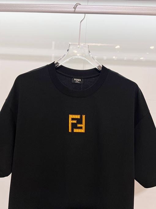 フェンディ 胸元にはダブルFの刺繍ロゴ入りクラシックでシンプルな半袖Tシャツ