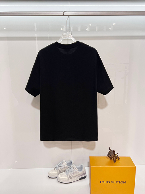 フェンディ 胸元にはダブルFの刺繍ロゴ入りクラシックでシンプルな半袖Tシャツ
