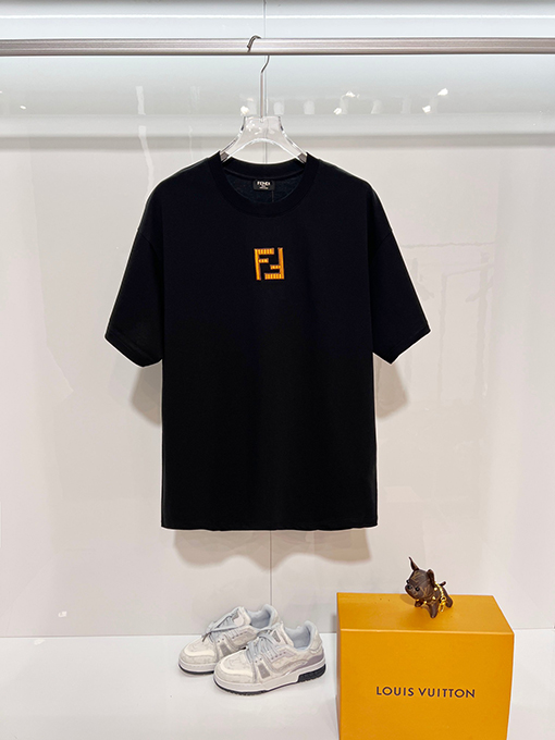 フェンディ 胸元にはダブルFの刺繍ロゴ入りクラシックでシンプルな半袖Tシャツ