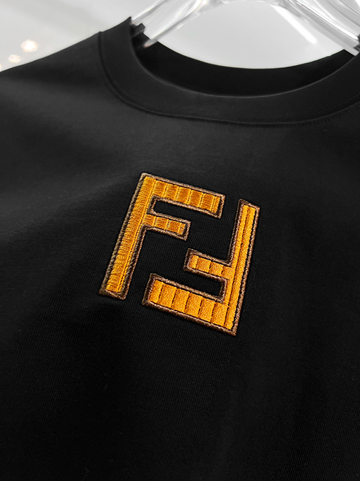 フェンディ 胸元にはダブルFの刺繍ロゴ入りクラシックでシンプルな半袖Tシャツ