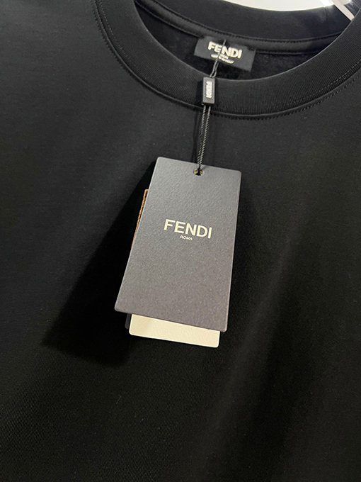 フェンディ 胸元にはダブルFの刺繍ロゴ入りクラシックでシンプルな半袖Tシャツ