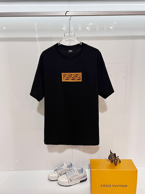 フェンディコピー 胸にカラーブロックのダブルFフロストのヘビーデューティー刺繍ロゴがあしらわれた半袖Tシャツ