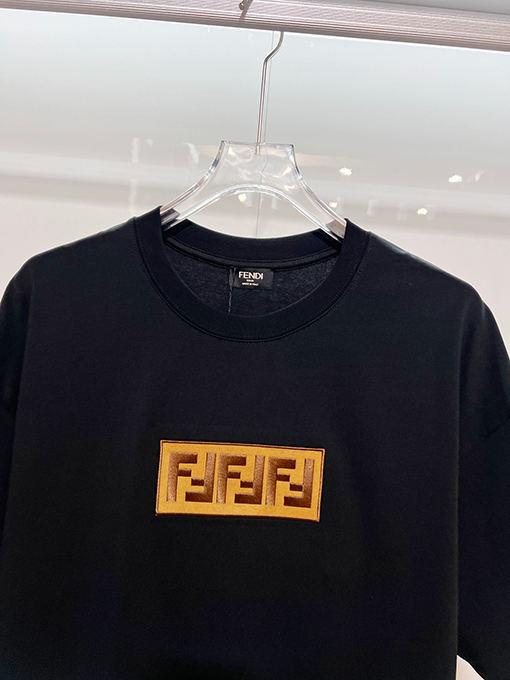 フェンディコピー 胸にカラーブロックのダブルFフロストのヘビーデューティー刺繍ロゴがあしらわれた半袖Tシャツ