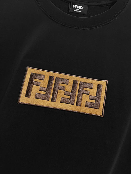 フェンディコピー 胸にカラーブロックのダブルFフロストのヘビーデューティー刺繍ロゴがあしらわれた半袖Tシャツ