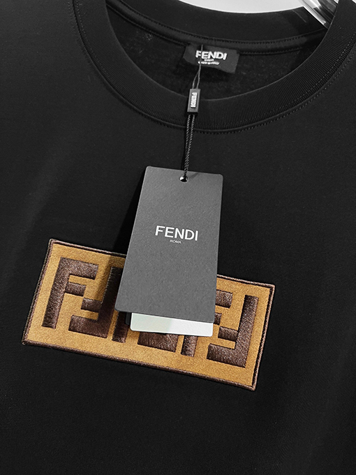 フェンディコピー 胸にカラーブロックのダブルFフロストのヘビーデューティー刺繍ロゴがあしらわれた半袖Tシャツ