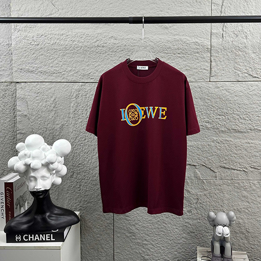 ロエベスーパーコピー LOEWE クラシックなミニマルデザインのレタートーテム厚シリコンロゴ入り半袖Tシャツ