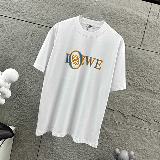 ロエベスーパーコピー LOEWE クラシックなミニマルデザインのレタートーテム厚シリコンロゴ入り半袖Tシャツ