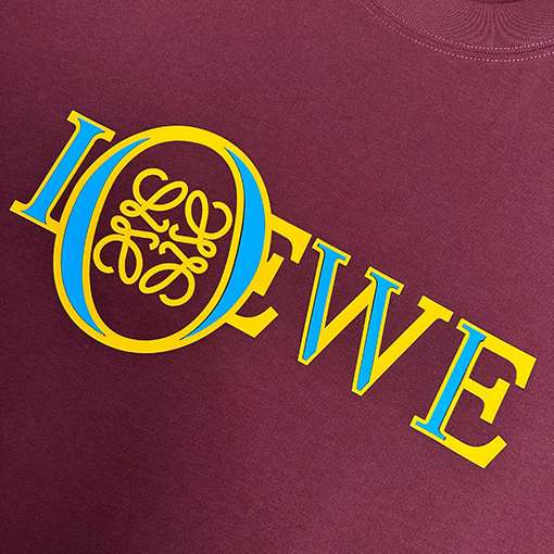 ロエベスーパーコピー LOEWE クラシックなミニマルデザインのレタートーテム厚シリコンロゴ入り半袖Tシャツ