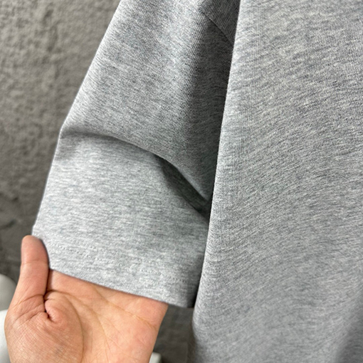 ロエベ クラシックなミニマルデザインのレタートーテム刺繍ロゴ入り半袖Tシャツ