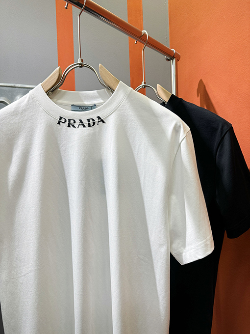 プラダコピー PRADA 新モデルロゴ入り襟の半袖Tシャツ