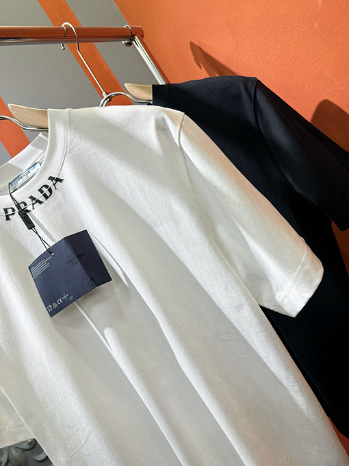 プラダコピー PRADA 新モデルロゴ入り襟の半袖Tシャツ