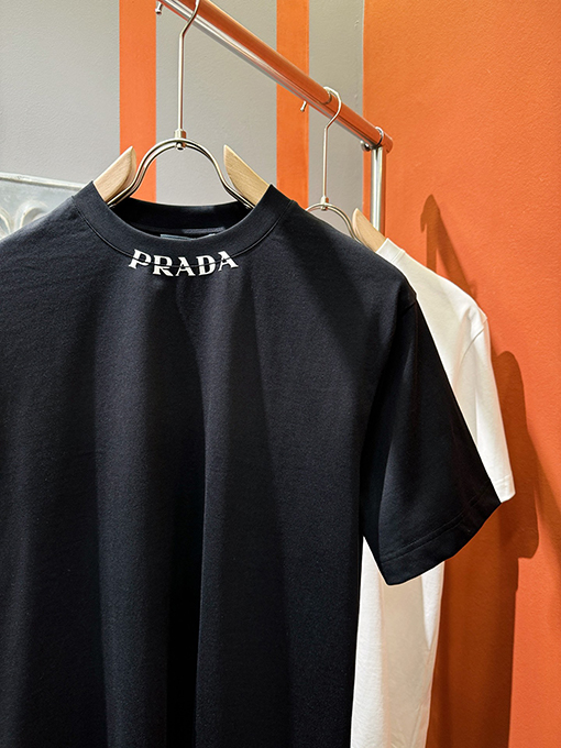 プラダコピー PRADA 新モデルロゴ入り襟の半袖Tシャツ