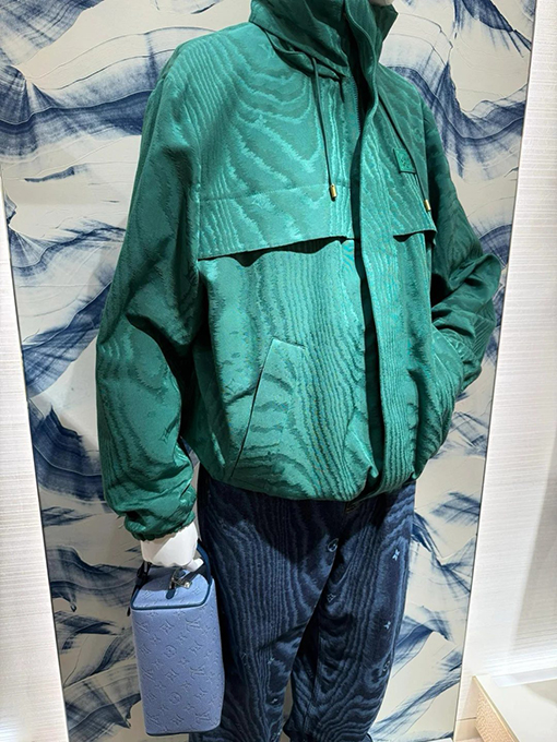 ルイヴィトン ダークカラーの柄入りフード付きジャケット