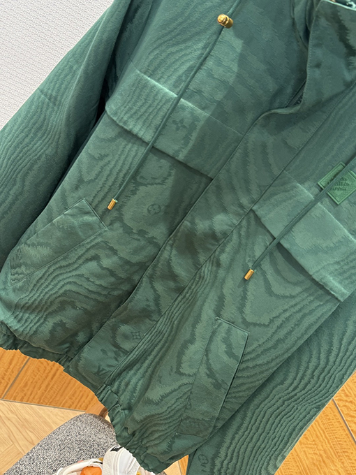 ルイヴィトン ダークカラーの柄入りフード付きジャケット