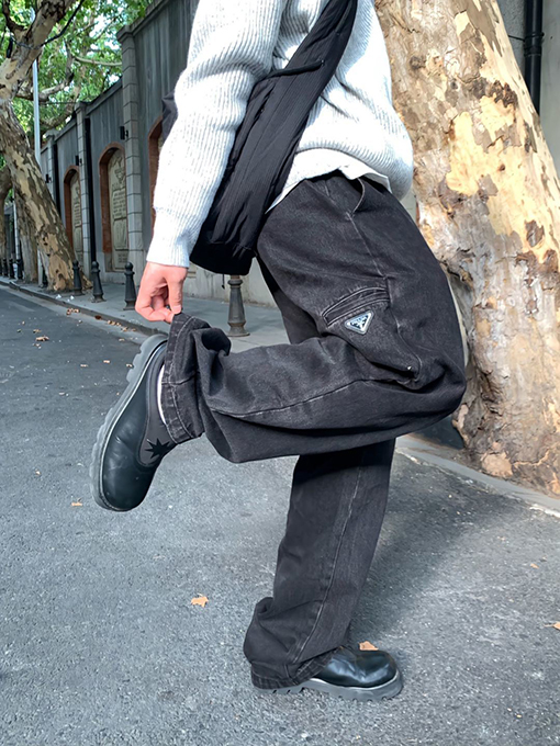 プラダコピー ダメージをした黒のストレートレッグジーンズ