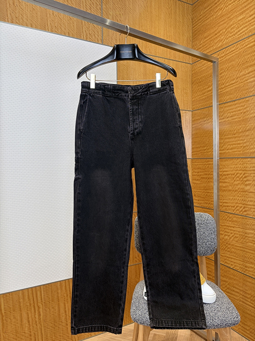 プラダコピー ダメージをした黒のストレートレッグジーンズ
