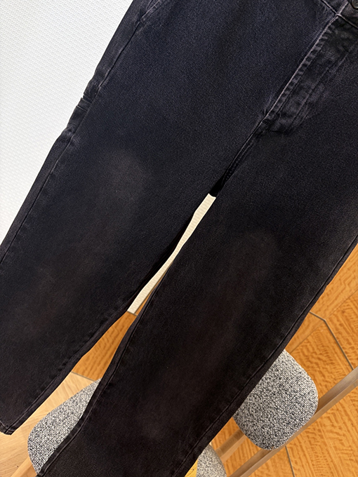 プラダコピー ダメージをした黒のストレートレッグジーンズ