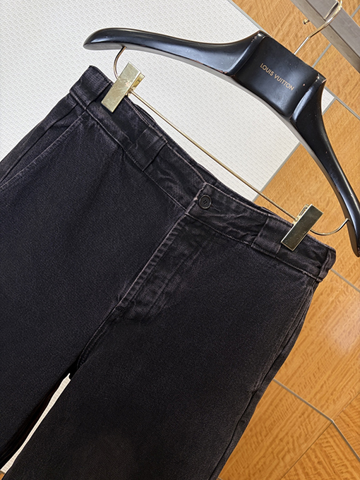 プラダコピー ダメージをした黒のストレートレッグジーンズ