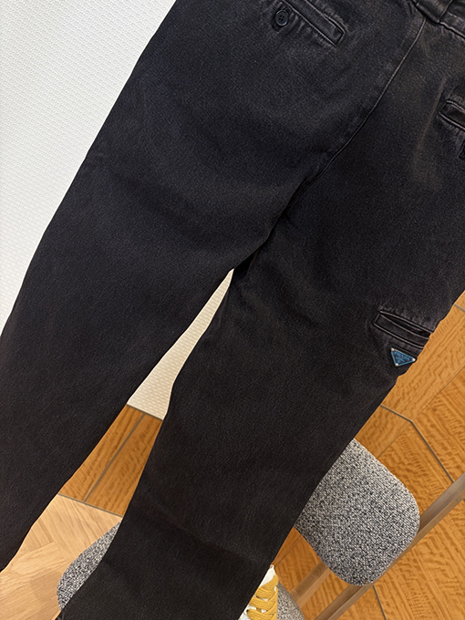 プラダコピー ダメージをした黒のストレートレッグジーンズ
