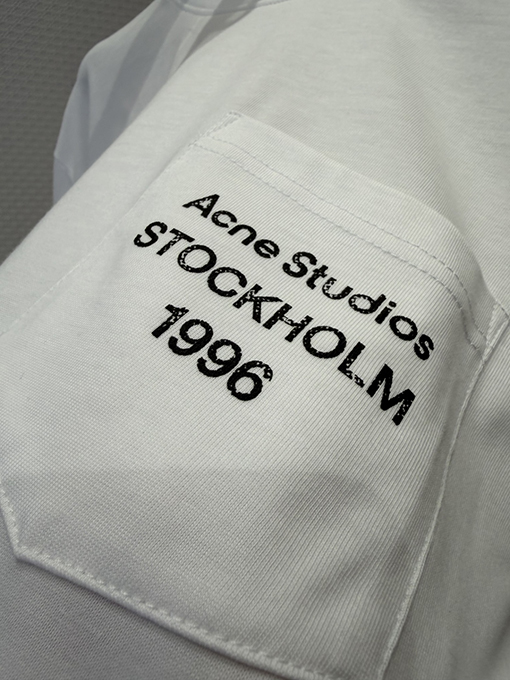 アクネストゥディオズスーパーコピー Acne Studios 小さなポケットが付いたプリント柄の長袖シャツ