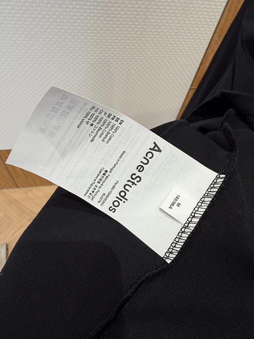 アクネストゥディオズスーパーコピー Acne Studios 小さなポケットが付いたプリント柄の長袖シャツ