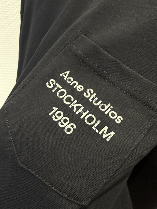 アクネストゥディオズスーパーコピー Acne Studios 小さなポケットが付いたプリント柄の長袖シャツ